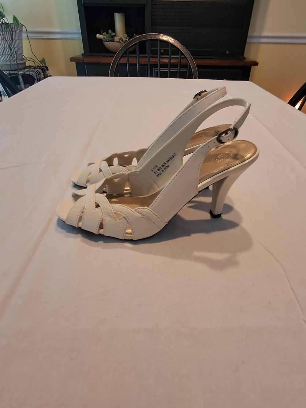 CATO Vintage-Inspired White Slingback Heels Size 9